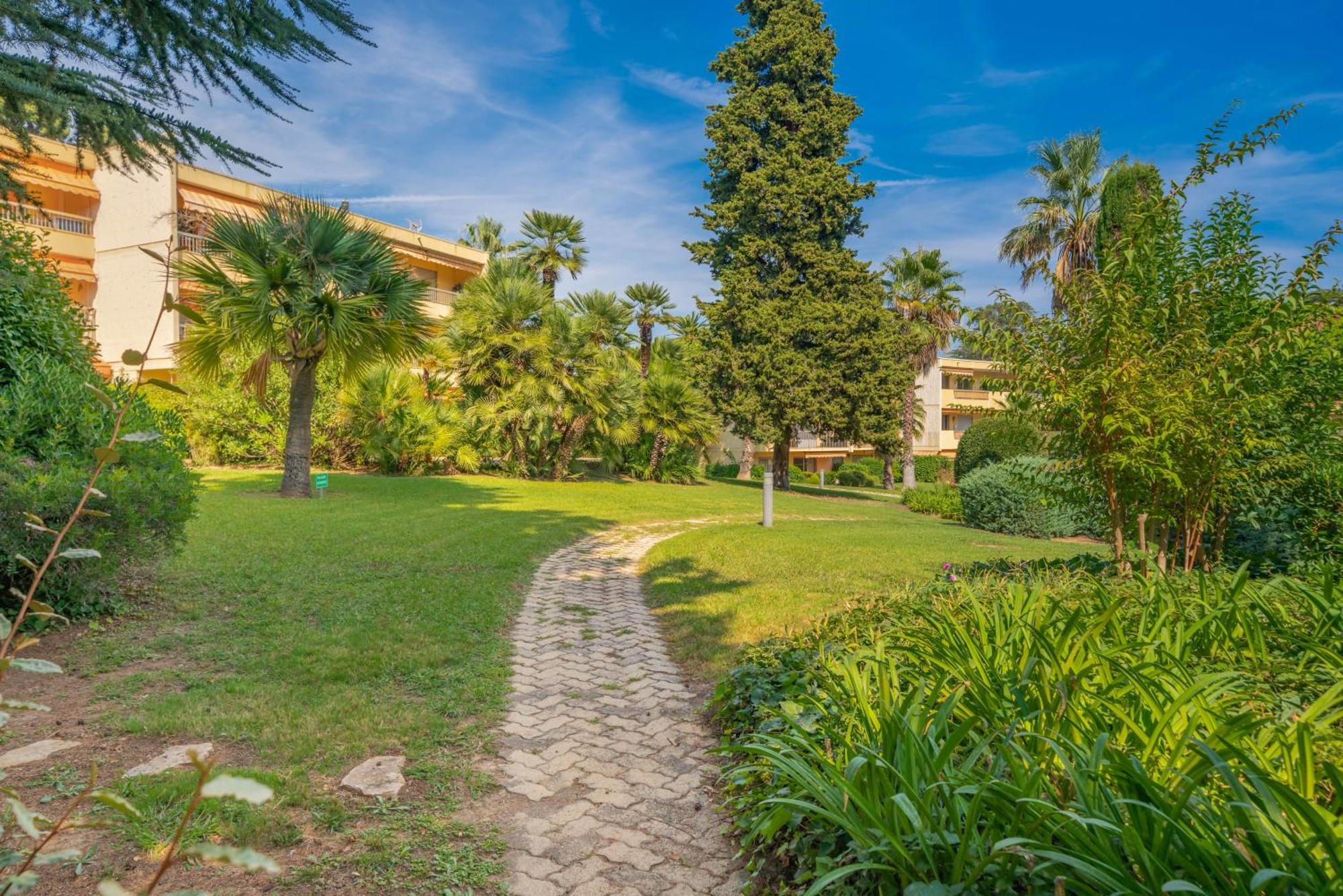 Les 15 Pins & La Mer -Your Green Getaway Near Sea & Beach Антиб Екстериор снимка
